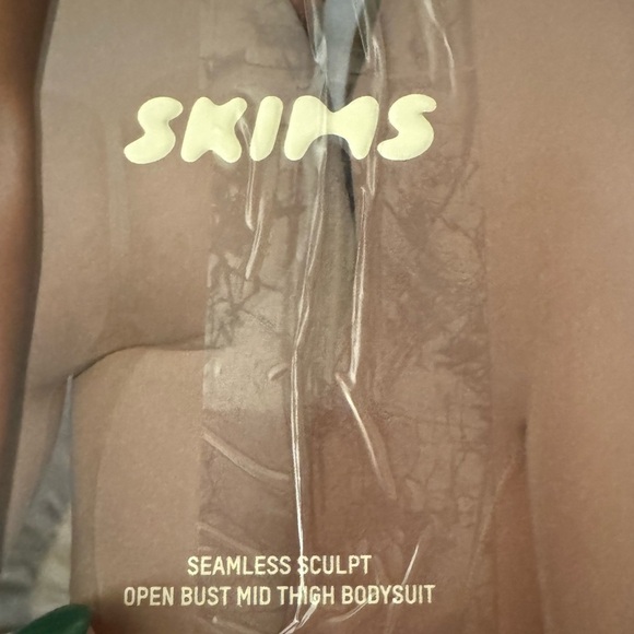 Skims Seamless Sculpting OPEN BUST THONG BODYSUIT - Picture 2 of 6